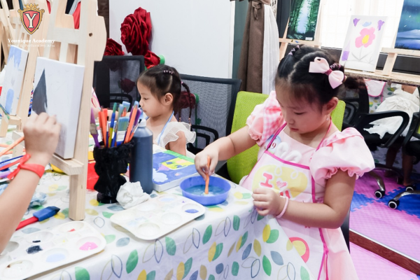 Lớp học nghệ thuật là gì? Cánh cửa nghệ thuật cho bé 2 Các bé thỏa sức sáng tạo nghệ thuật