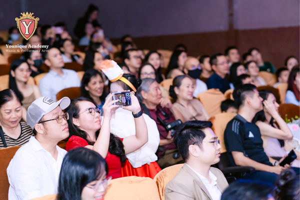 You Wonder Show và hành trình nuôi dưỡng ước mơ nghệ thuật 3 Khán giả háo hức ghi lại khoảnh khắc quý giá của các bé